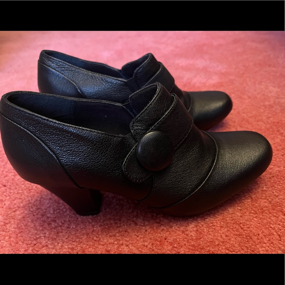 Clarks Women’s Black Ankle Booties | Size 7